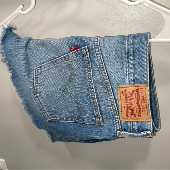 LIKE NEW LEVI’S “501” JEAN SHORTS SIZE 31W (Large) LIGHTMEDIUM WASH - Picture 2 of 5